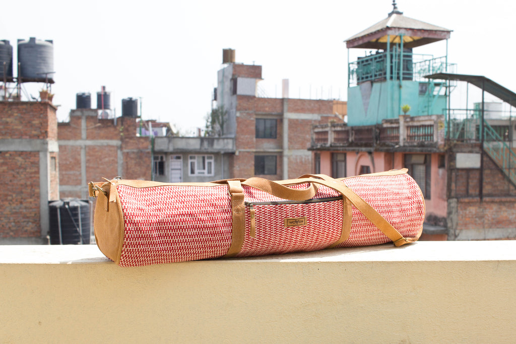 MUNIMUNI Aasha Zip Yoga Mat Bag by Woven - Red Finer Pattern