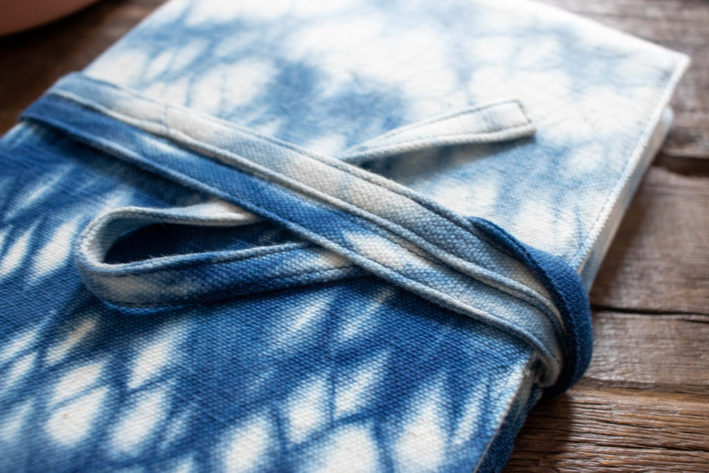 MUNIMUNI Aasha Zip Yoga Mat Bag by Woven - Grey/ Blue Finer Pattern